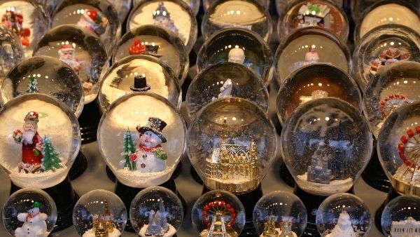 Ideas for 50th Wedding Anniversary Gifts No 16: Personalized Snow Globe